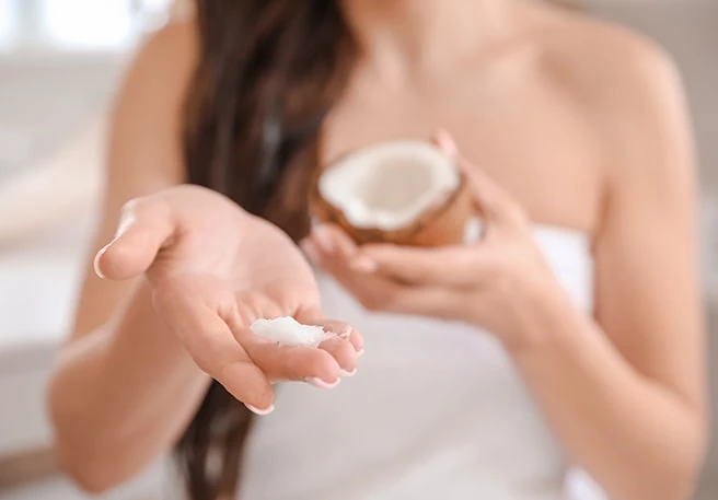 Frau mit Pflegeprodukt Frau mit Pflegeprodukt in den Händen